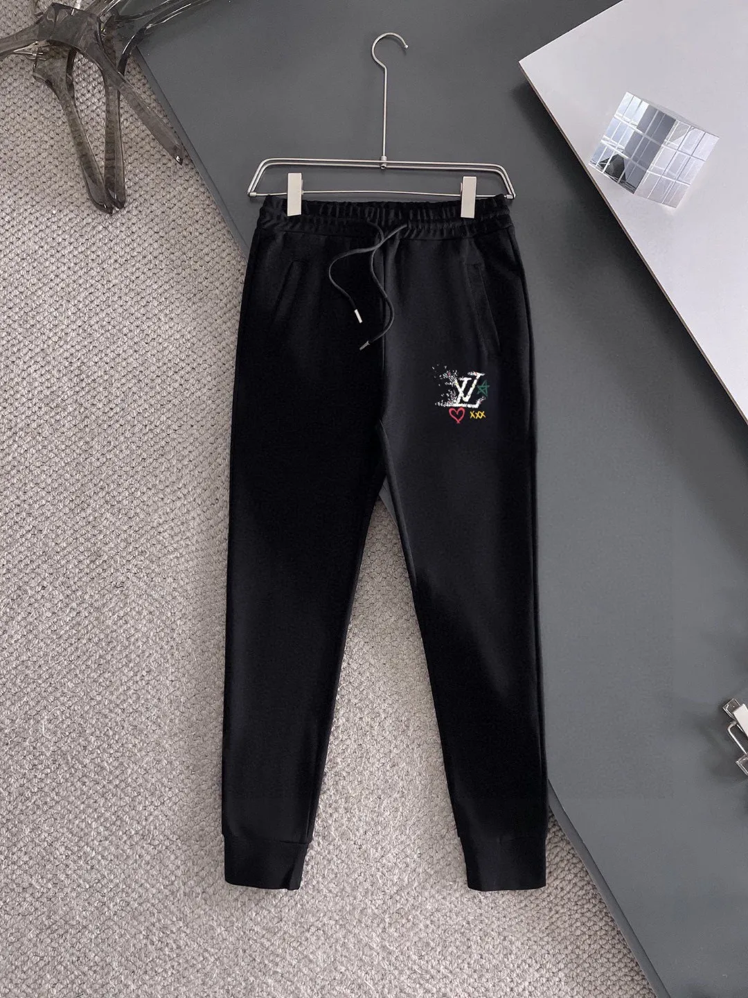🅿️420 [LV Louis Vuitton] (Fat Man Gospel) hot-selling suit is coming. Focus on the original version of the official website. 2025 new hot-selling cardigan and sweatshirt suit. The original order is the best. 🇭🇰The meticulous work of top designers. Just for a fitting and perfect upper body effect. All-natural high-quality Roman cotton 100%, close-fitting comfort, noble and elegant! Original hardware embodies elegance and nobility! Counter size: M-5XL (maximum wear up to 220 pounds)